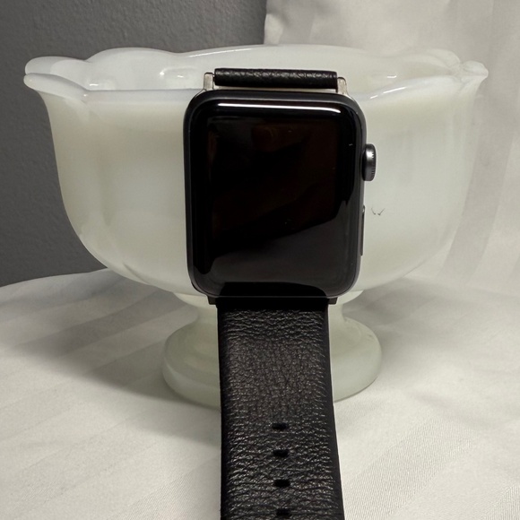 Apple Watch Series 3 (42mm) – Aluminum Case + GPS – Black Leather Band - Picture 1 of 8